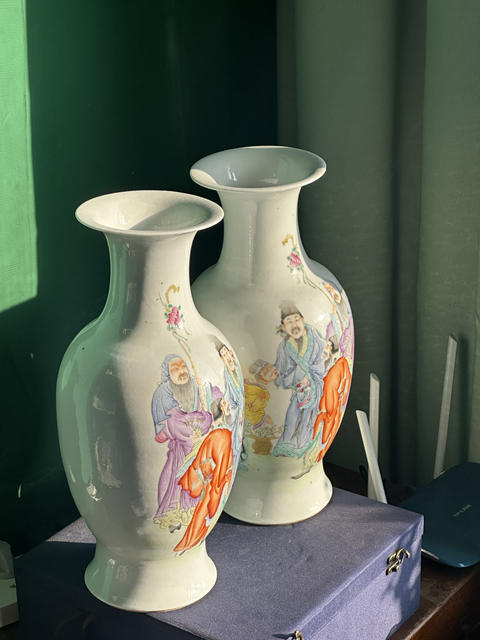 古玩陶瓷粉彩人物故事紋撇口瓶真品鑒賞圖