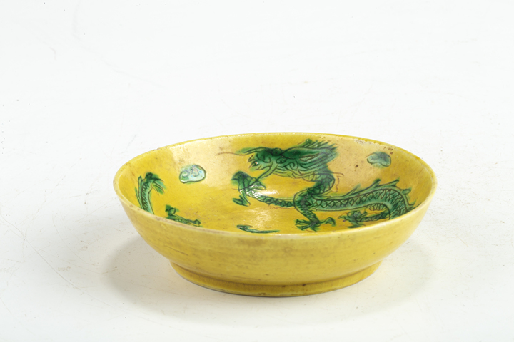 古玩陶瓷清中晚·黃地綠彩龍紋小盤真品鑒賞圖
