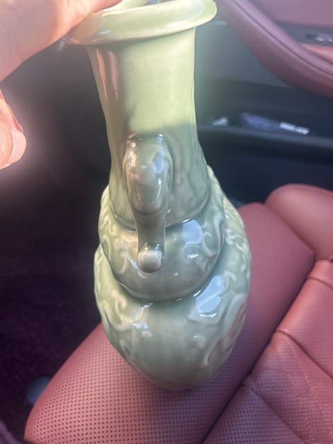 古玩陶瓷青釉模印龍紋雙耳瓶真品鑒賞圖