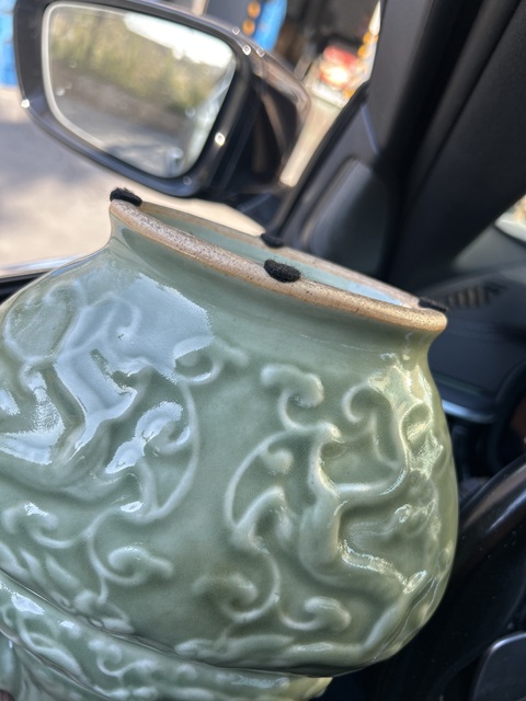 古玩陶瓷青釉模印龍紋雙耳瓶真品鑒賞圖