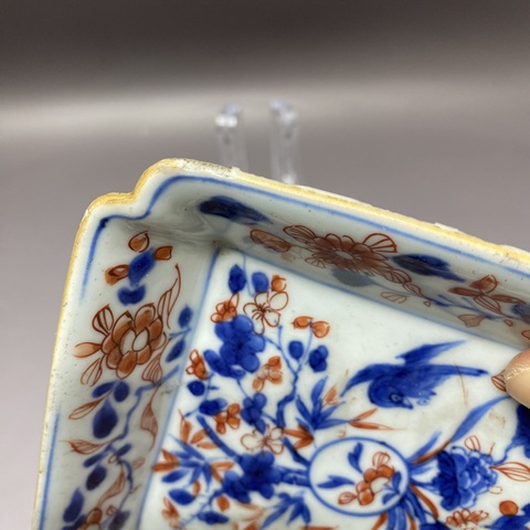 古玩陶瓷花卉紋青花礬紅四方倭角盤真品鑒賞圖