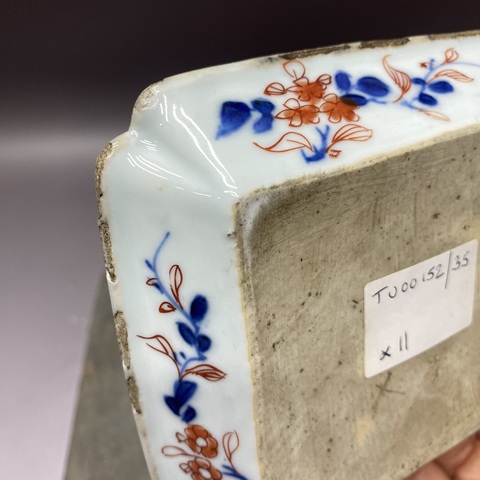 古玩陶瓷花卉紋青花礬紅四方倭角盤真品鑒賞圖