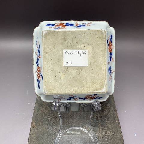 古玩陶瓷花卉紋青花礬紅四方倭角盤真品鑒賞圖