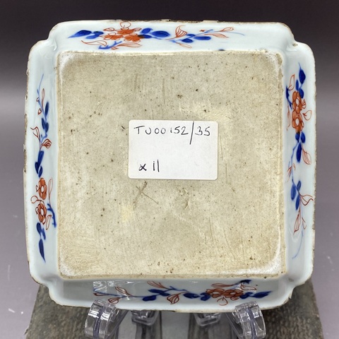 古玩陶瓷花卉紋青花礬紅四方倭角盤真品鑒賞圖