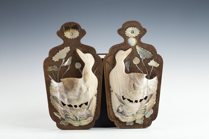 古玩雜項民國·木嵌螺鈿雕荷雁紋壁瓶一對真品鑒賞圖