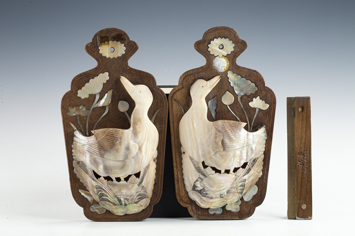 古玩雜項民國·木嵌螺鈿雕荷雁紋壁瓶一對真品鑒賞圖