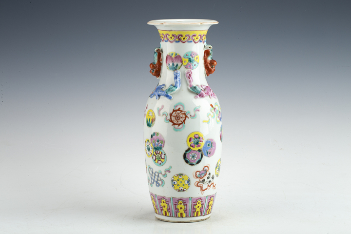 古玩陶瓷清晚·粉彩皮球花紋堆塑螭龍獅耳瓶真品鑒賞圖