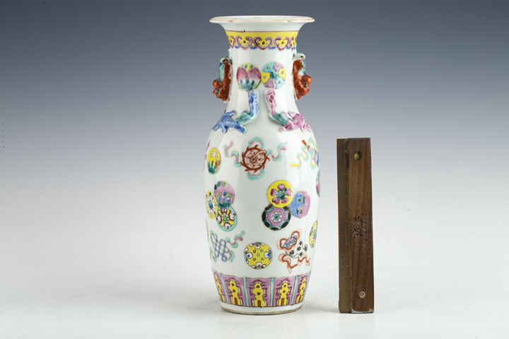 古玩陶瓷清晚·粉彩皮球花紋堆塑螭龍獅耳瓶真品鑒賞圖