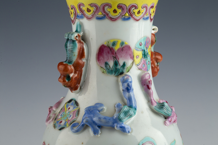 古玩陶瓷清晚·粉彩皮球花紋堆塑螭龍獅耳瓶真品鑒賞圖