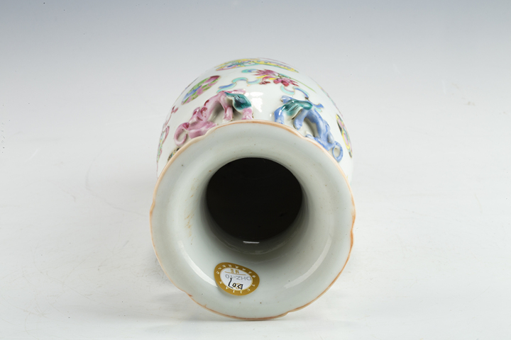 古玩陶瓷清晚·粉彩皮球花紋堆塑螭龍獅耳瓶真品鑒賞圖