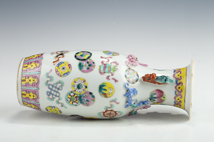 古玩陶瓷清晚·粉彩皮球花紋堆塑螭龍獅耳瓶真品鑒賞圖