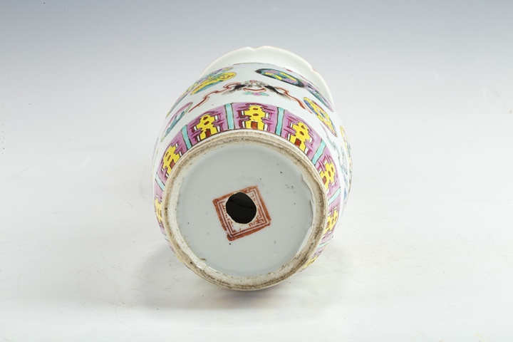 古玩陶瓷清晚·粉彩皮球花紋堆塑螭龍獅耳瓶真品鑒賞圖