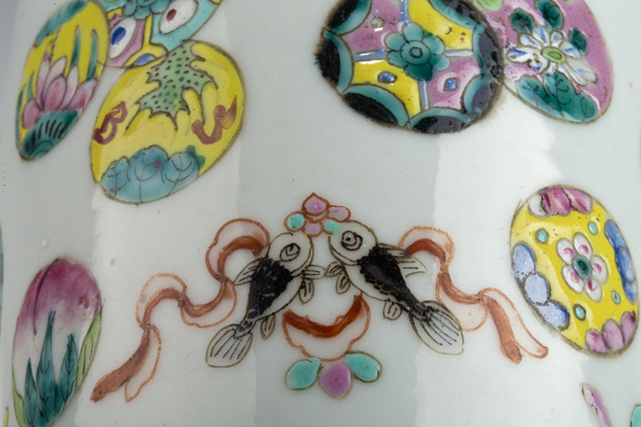 古玩陶瓷清晚·粉彩皮球花紋堆塑螭龍獅耳瓶真品鑒賞圖