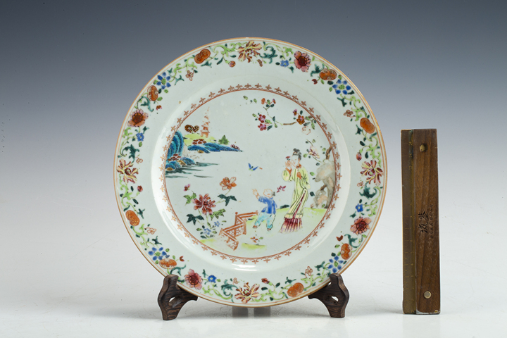 古玩陶瓷清雍乾·粉彩庭院仕女嬰戲紋折沿盤拍賣，當前價格0元