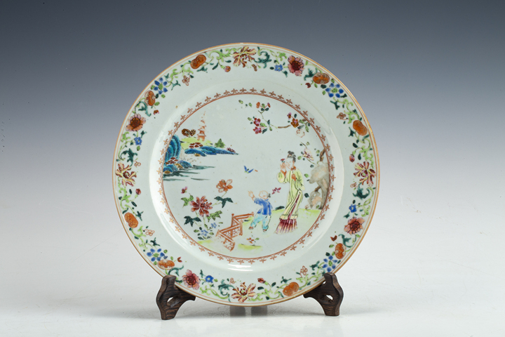 古玩陶瓷清雍乾·粉彩庭院仕女嬰戲紋折沿盤拍賣，當前價格0元