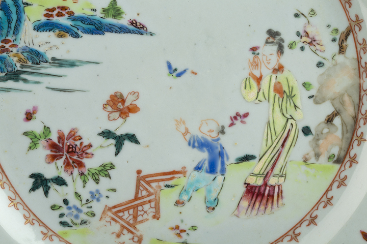 古玩陶瓷清雍乾·粉彩庭院仕女嬰戲紋折沿盤拍賣，當前價格0元