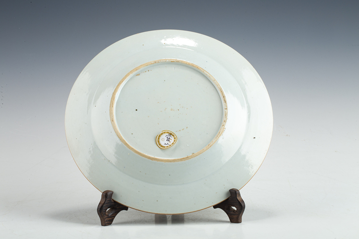 古玩陶瓷清雍乾·粉彩庭院仕女嬰戲紋折沿盤拍賣，當前價格0元