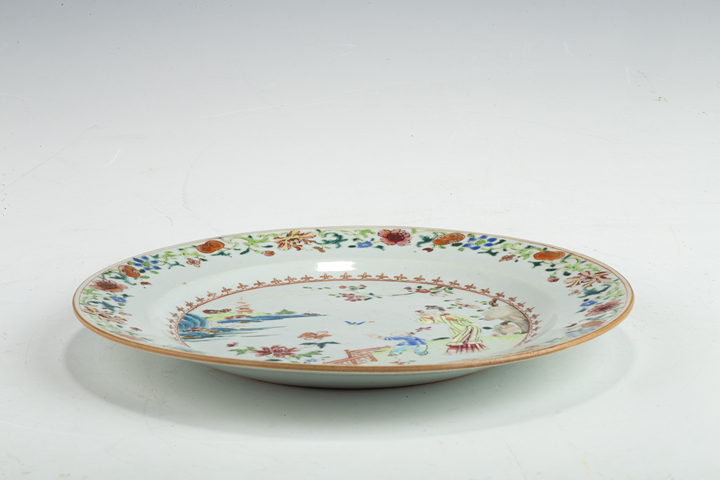 古玩陶瓷清雍乾·粉彩庭院仕女嬰戲紋折沿盤拍賣，當前價格0元