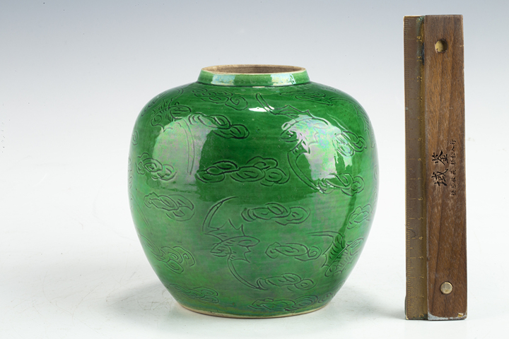 古玩陶瓷民國·綠釉暗刻云蝠紋罐真品鑒賞圖