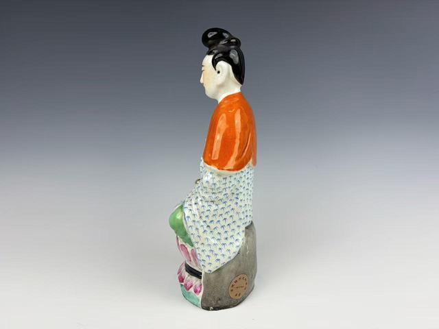 古玩陶瓷民國·粉彩觀音坐蓮造像真品鑒賞圖