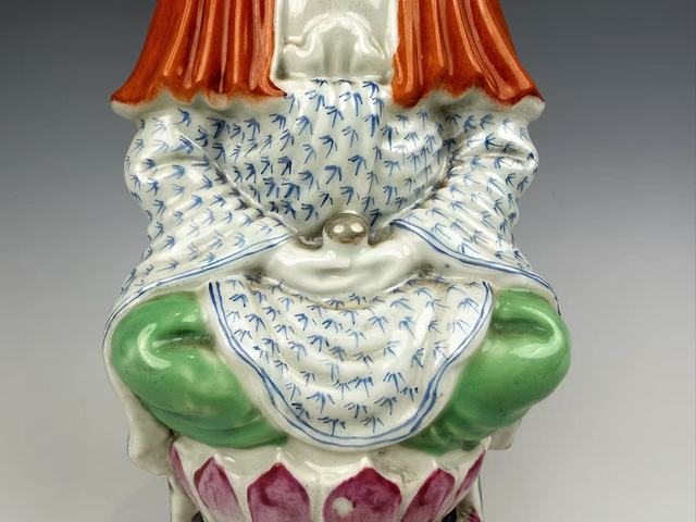 古玩陶瓷民國·粉彩觀音坐蓮造像真品鑒賞圖