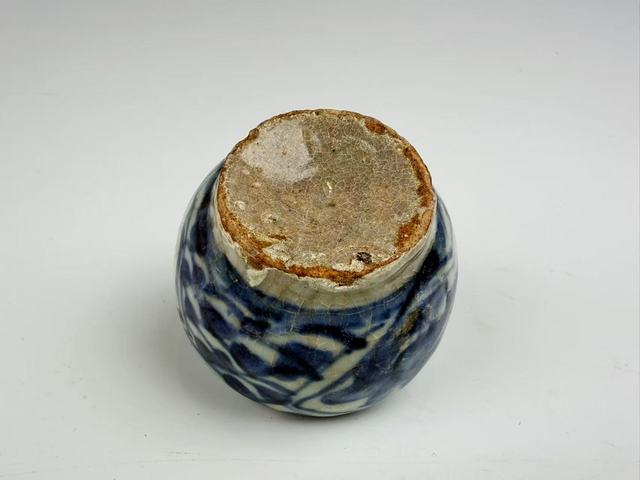 古玩陶瓷明晚期·青花開窗花卉文房水盂真品鑒賞圖