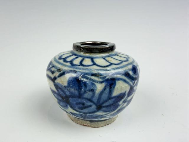 古玩陶瓷明晚期·青花開窗花卉文房水盂真品鑒賞圖