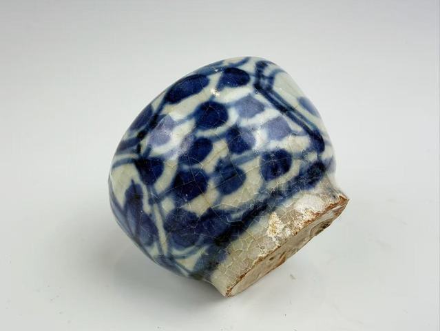 古玩陶瓷明晚期·青花開窗花卉文房水盂真品鑒賞圖