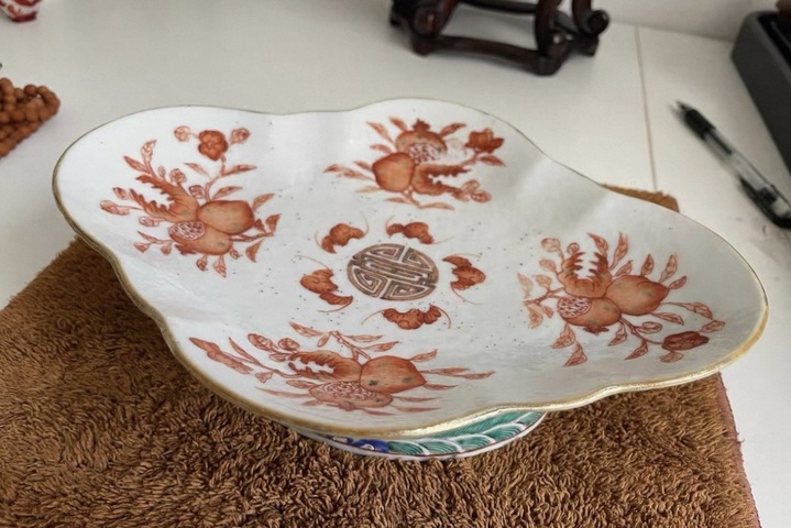 古玩陶瓷五福同壽三多桃蝠紋礬紅粉彩海棠盤真品鑒賞圖