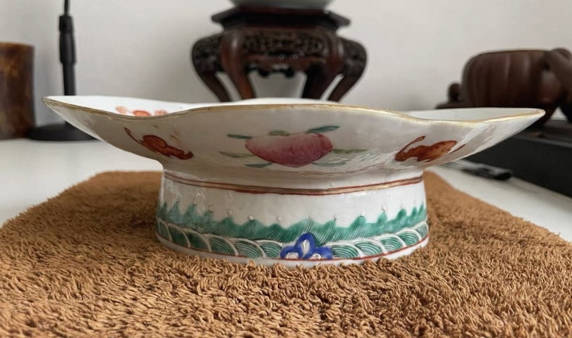 古玩陶瓷五福同壽三多桃蝠紋礬紅粉彩海棠盤真品鑒賞圖