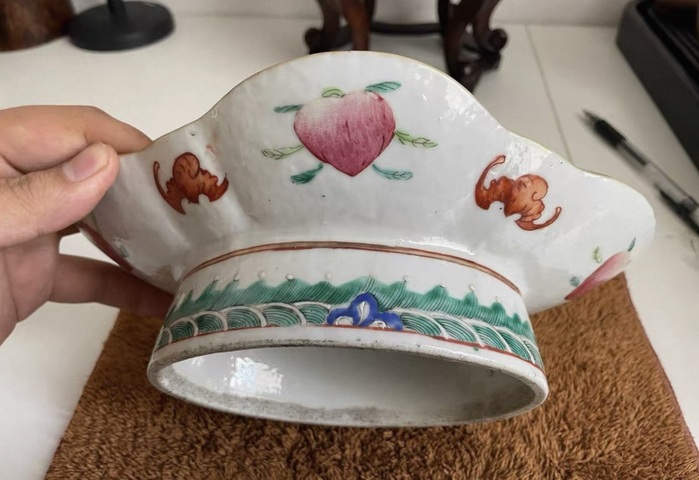 古玩陶瓷五福同壽三多桃蝠紋礬紅粉彩海棠盤真品鑒賞圖