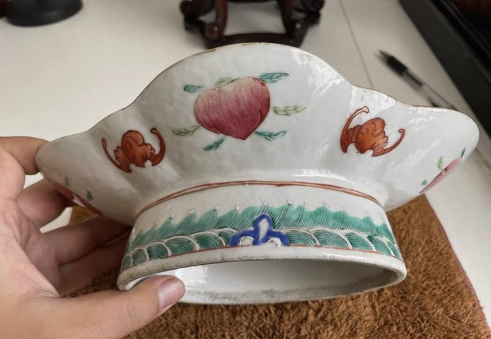 古玩陶瓷五福同壽三多桃蝠紋礬紅粉彩海棠盤真品鑒賞圖