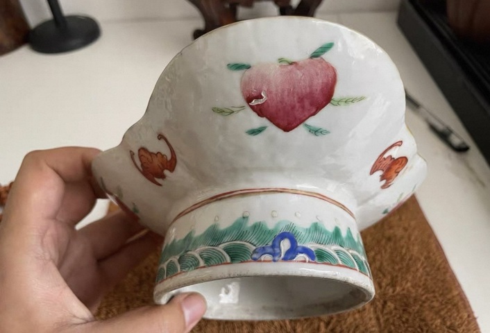 古玩陶瓷五福同壽三多桃蝠紋礬紅粉彩海棠盤真品鑒賞圖