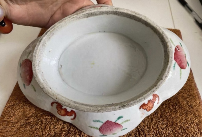 古玩陶瓷五福同壽三多桃蝠紋礬紅粉彩海棠盤真品鑒賞圖