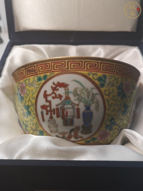古玩陶瓷黃地粉彩五谷豐登紋碗真品鑒賞圖