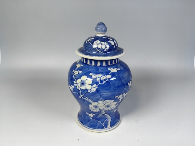 古玩陶瓷晚清冰梅青花將軍罐真品鑒賞圖