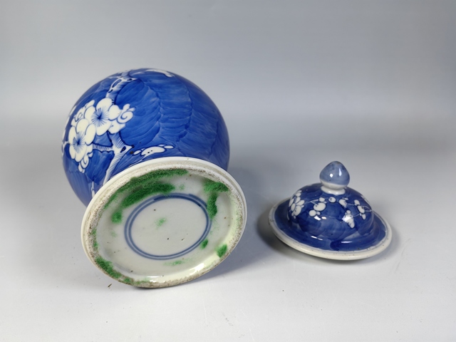 古玩陶瓷晚清冰梅青花將軍罐真品鑒賞圖