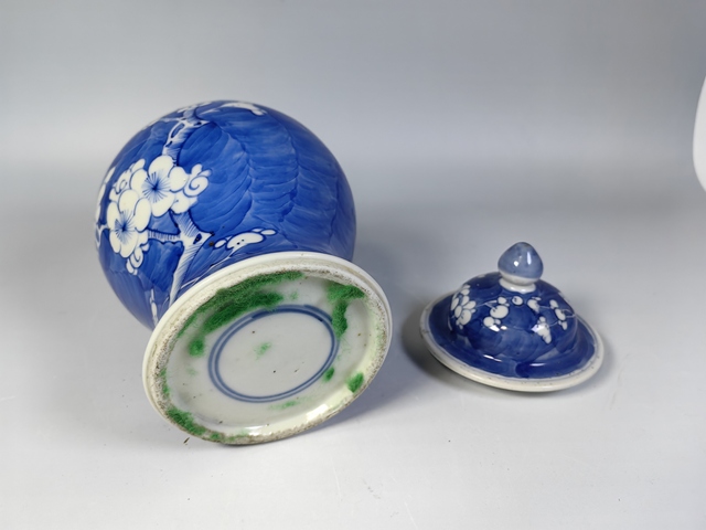 古玩陶瓷晚清冰梅青花將軍罐真品鑒賞圖