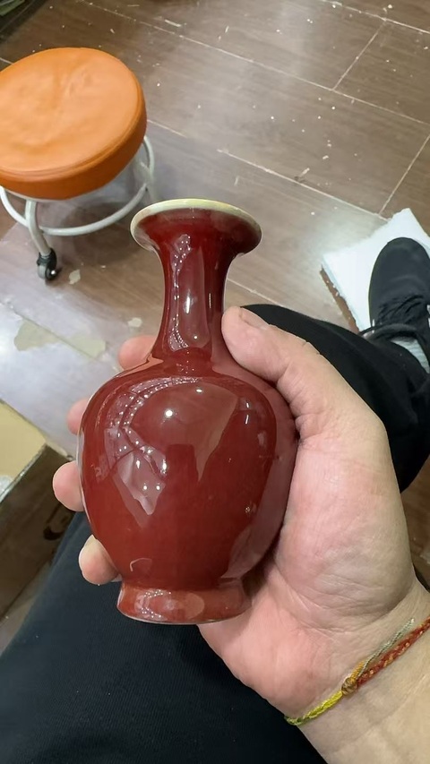 古玩陶瓷郎紅釉賞瓶真品鑒賞圖
