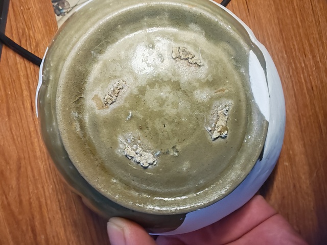 古玩陶瓷北宋早期越窯劃多蝶紋盤真品鑒賞圖