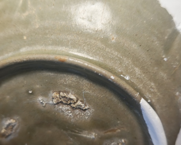 古玩陶瓷北宋早期越窯劃多蝶紋盤真品鑒賞圖