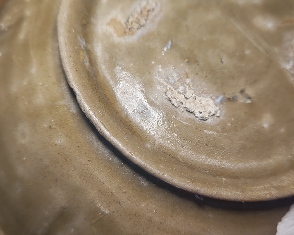 古玩陶瓷北宋早期越窯劃多蝶紋盤真品鑒賞圖