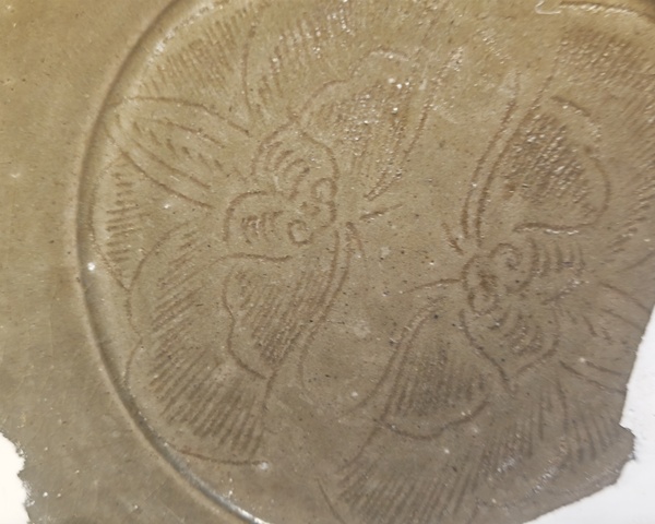 古玩陶瓷北宋早期越窯劃多蝶紋盤真品鑒賞圖