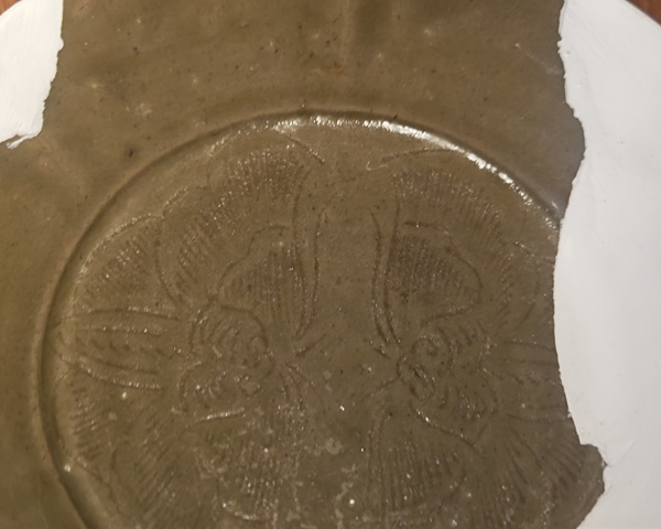 古玩陶瓷北宋早期越窯劃多蝶紋盤真品鑒賞圖