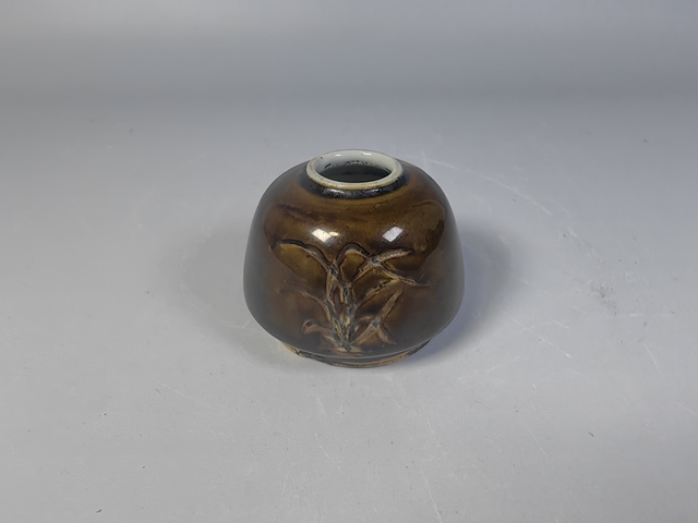 古玩陶瓷清中晚紫金釉窯變暗刻蘭花紋水盂真品鑒賞圖