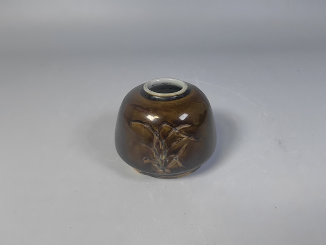 古玩陶瓷清中晚紫金釉窯變暗刻蘭花紋水盂真品鑒賞圖