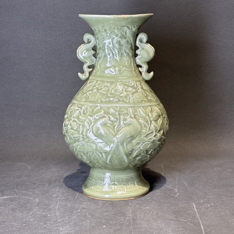 古玩陶瓷民國青釉浮雕鳳穿花雙耳瓶真品鑒賞圖