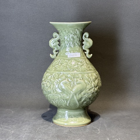 古玩陶瓷民國青釉浮雕鳳穿花雙耳瓶真品鑒賞圖