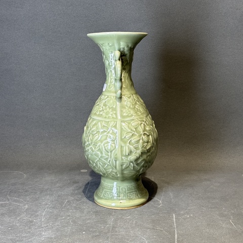 古玩陶瓷民國青釉浮雕鳳穿花雙耳瓶真品鑒賞圖