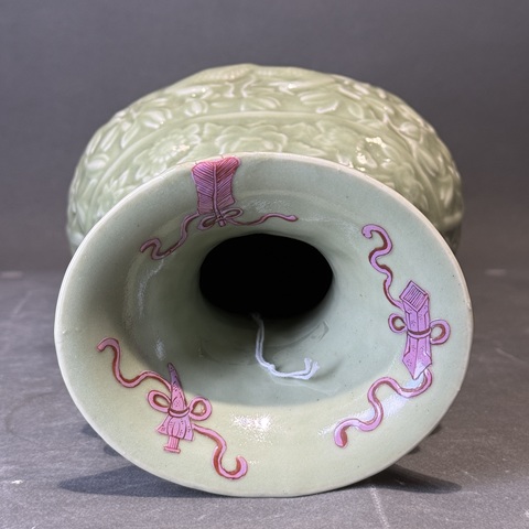 古玩陶瓷民國青釉浮雕鳳穿花雙耳瓶真品鑒賞圖